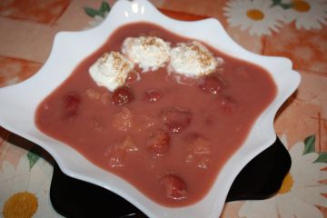 Szamóca leves karamellizált alma ágyon, fehér csokival
