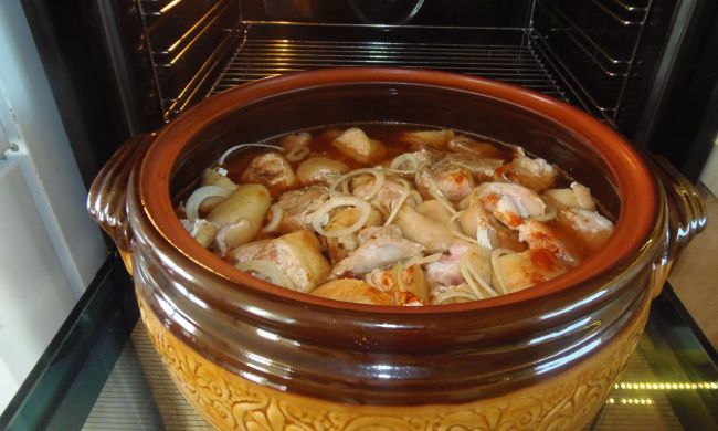 Csülkös körömpörkölt korondi cserépedénybe