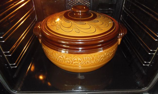 Csülkös körömpörkölt korondi cserépedénybe