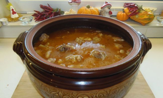 Csülkös körömpörkölt korondi cserépedénybe