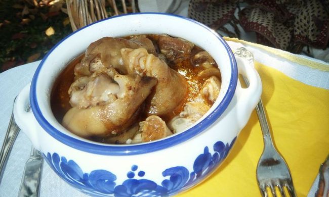 Csülkös körömpörkölt korondi cserépedénybe