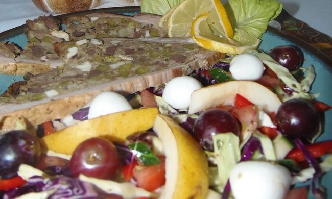 Töltött dagadó őszi salátával