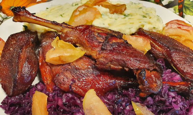 Sült libacomb és mell, párolt almával és lila káposztával, habos burgonyapürével