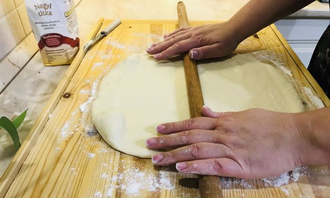 Szilveszteri virslis kifli elkészítése