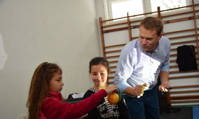 Gyerekek a kertben – legyen számukra is öröm a kertészkedés!