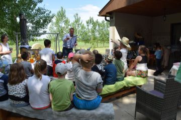 Szőnyis kisdiákok vidáman tanulhattak a Gyömrei tanyán