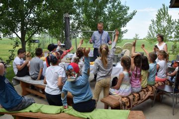 Szőnyis kisdiákok vidáman tanulhattak a Gyömrei tanyán